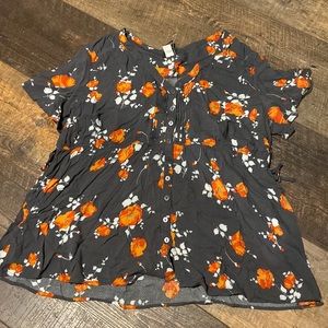 Torrid short sleeve blouse size 2 gray with orange and white flowers side ties